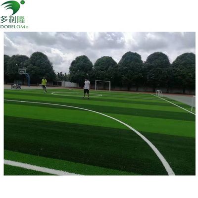 2.2-2.5kg PE 일직선 인위 잔디 축구 경기장 내구성 및 오래 지속